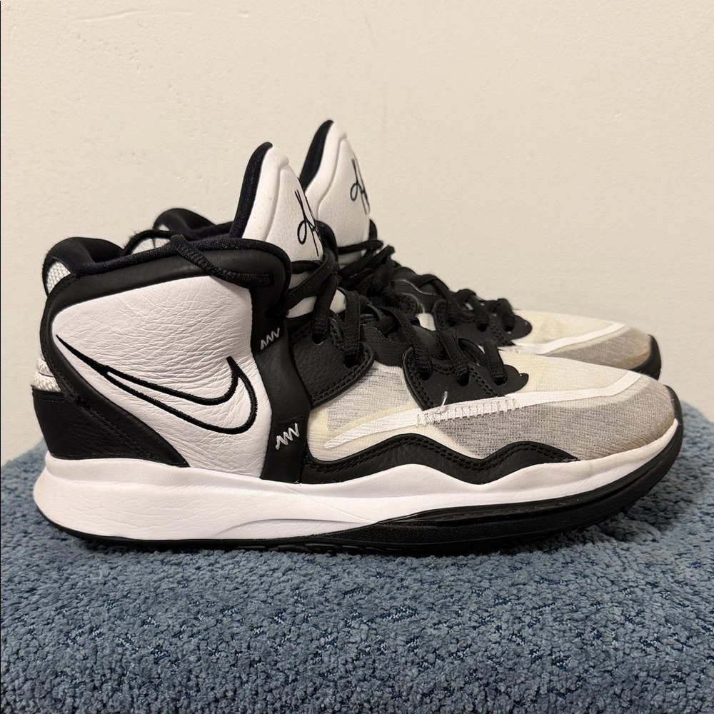 Nike Kyrie Infinity TB Oreo White
Basketball Shoes men’s size 8.5